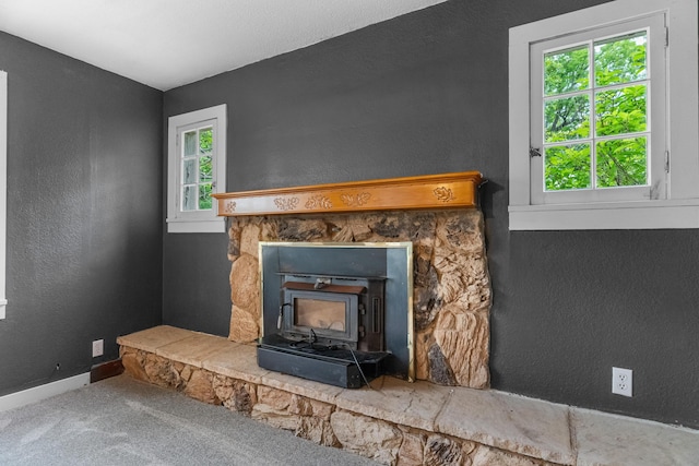 carpeted living room featuring baseboards and a textured wall
