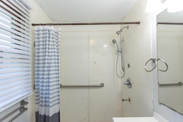 full bath with tiled shower