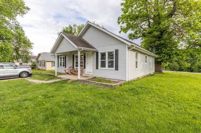 view of front of house with covered porch and a front lawn