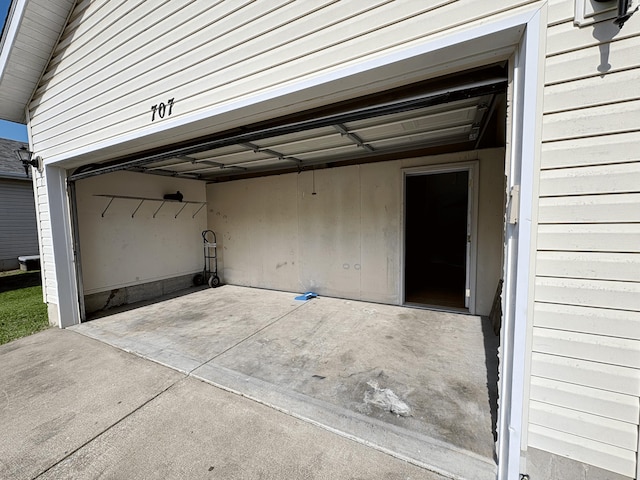 707 S Eastridge, Nixa, MO 65714 - view of garage