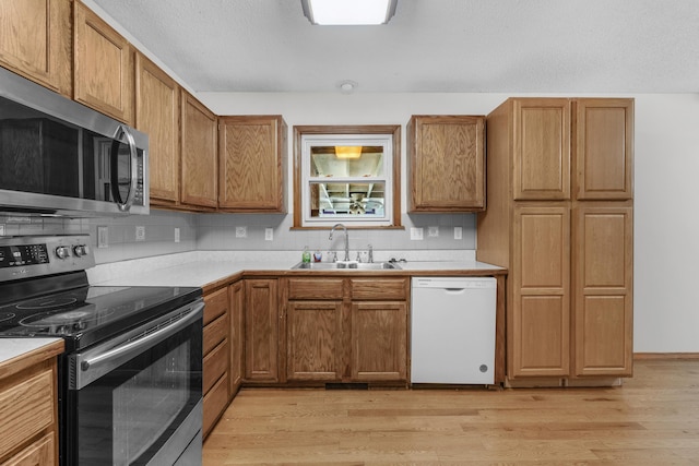 3563 S Western Ave, Springfield, MO 65807 - kitchen featuring stainless steel appliances, a sink, light wood-type flooring, and light countertops