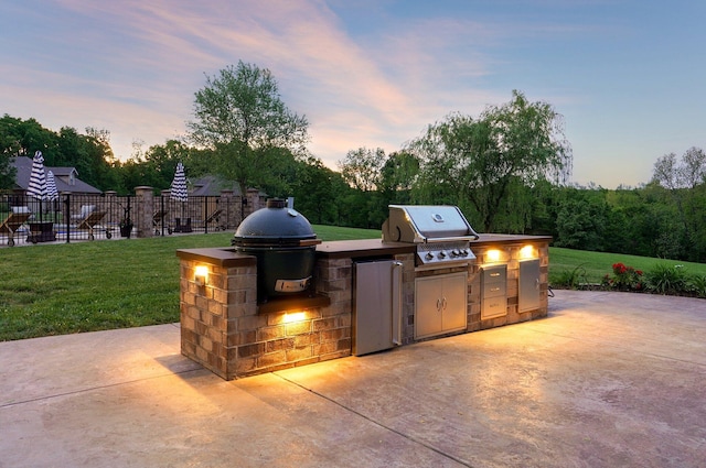 view of patio with an outdoor kitchen and grilling area