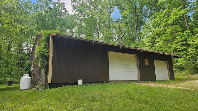 view of outdoor structure featuring an outbuilding
