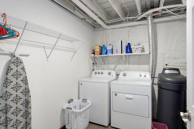 2121 E 505th Rd, Halfway, MO 65663 - laundry area featuring washer and dryer