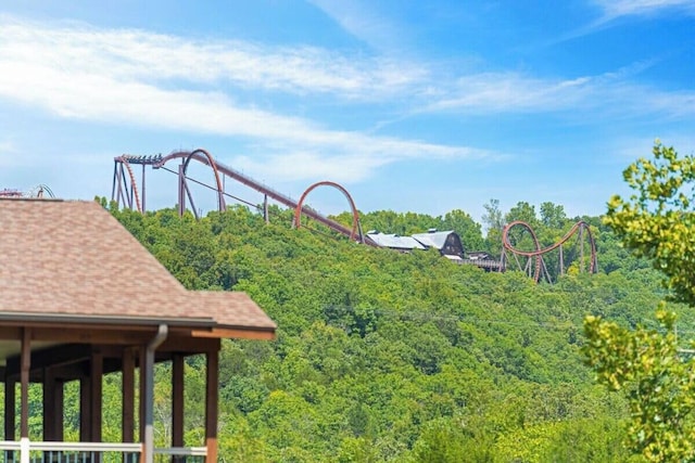 view of yard featuring a forest view