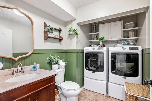 178 S Peach Tree Ln, Republic, MO 65738 - bathroom with independent washer and dryer, wainscoting, toilet, vanity, and a textured ceiling
