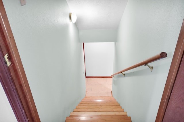 1052 Broken Arrow Estates Rd, Lampe, MO 65681 - view of staircase
