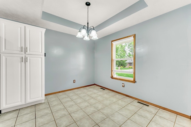 1240 Tyler Ln, Nixa, MO 65714 - empty room featuring a chandelier, baseboards, and a tray ceiling