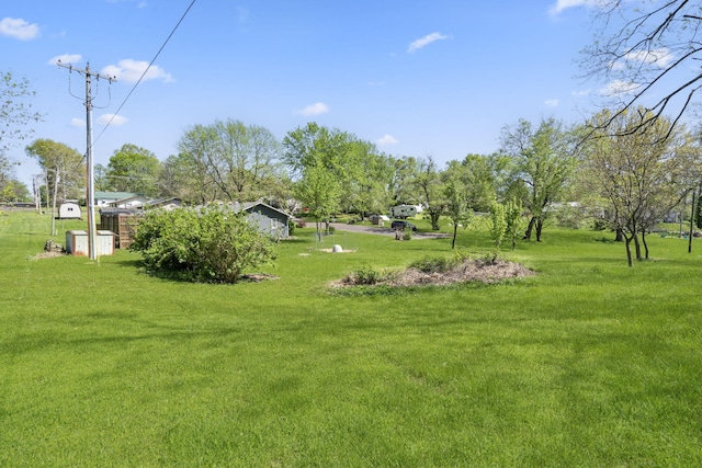 view of green lawn