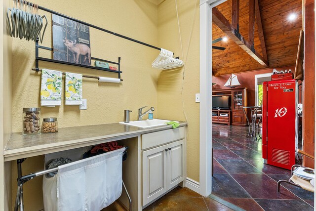 315 Buckskin Rdg, Pineville, MO 64856 - washroom featuring a sink, wooden ceiling, and a textured wall