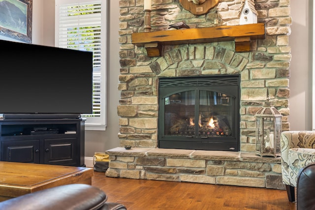 103 Dogwood Ct, Saddlebrooke, MO 65630 - living room with wood finished floors and a fireplace