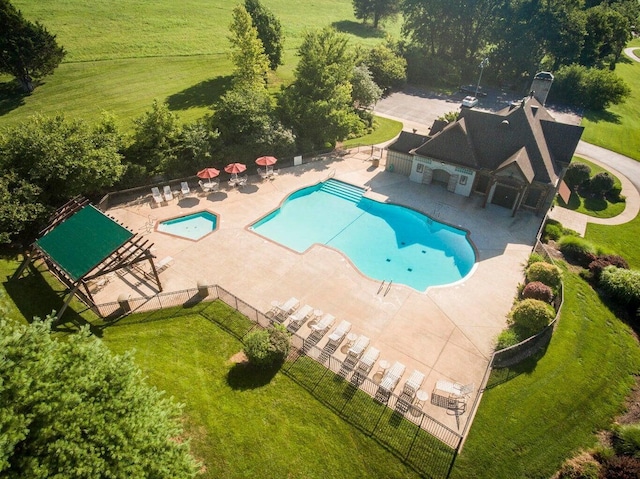 6046 S Parkhaven Ln, Springfield, MO 65810 - community pool with a patio