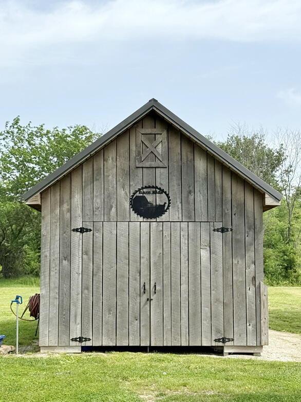 30285 E Pawhuska Rd, El Dorado Springs, MO 64744 - view of outdoor structure featuring an outbuilding