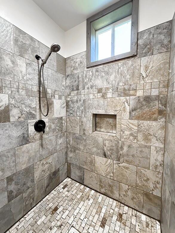 30285 E Pawhuska Rd, El Dorado Springs, MO 64744 - bathroom featuring tiled shower
