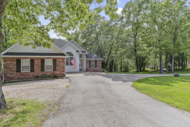 45 Stone Ridge Ct, Strafford, MO 65757 - view of front of house featuring asphalt driveway, brick siding, and a front yard