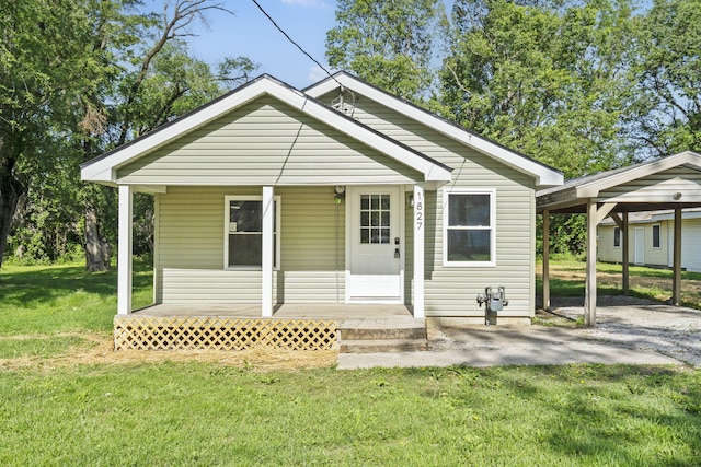 1827 N Tyler Ave, Springfield, MO 65802 - bungalow-style home with covered porch, a front lawn, and a carport
