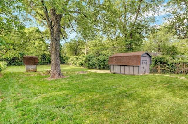 2418 E Catalpa St, Springfield, MO 65804 - view of grassy yard featuring a storage shed and an outdoor structure