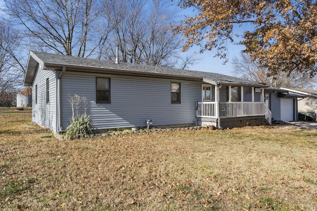 1529 S Jefferson Ave, Aurora, MO 65605 - view of front facade with an attached garage, covered porch, a front lawn, and a shingled roof
