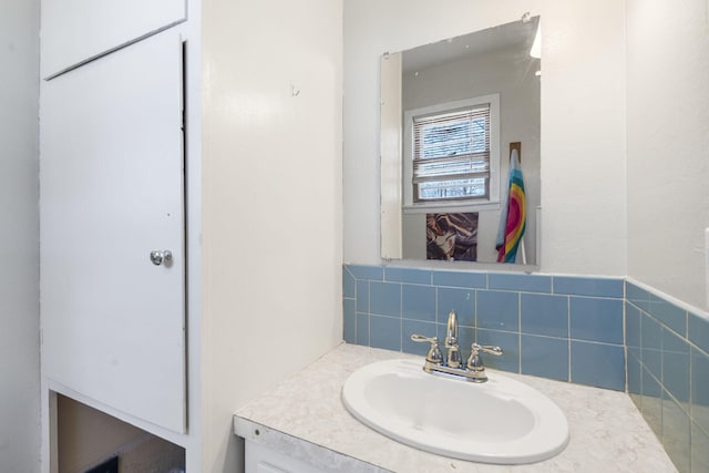 1529 S Jefferson Ave, Aurora, MO 65605 - bathroom featuring backsplash and vanity