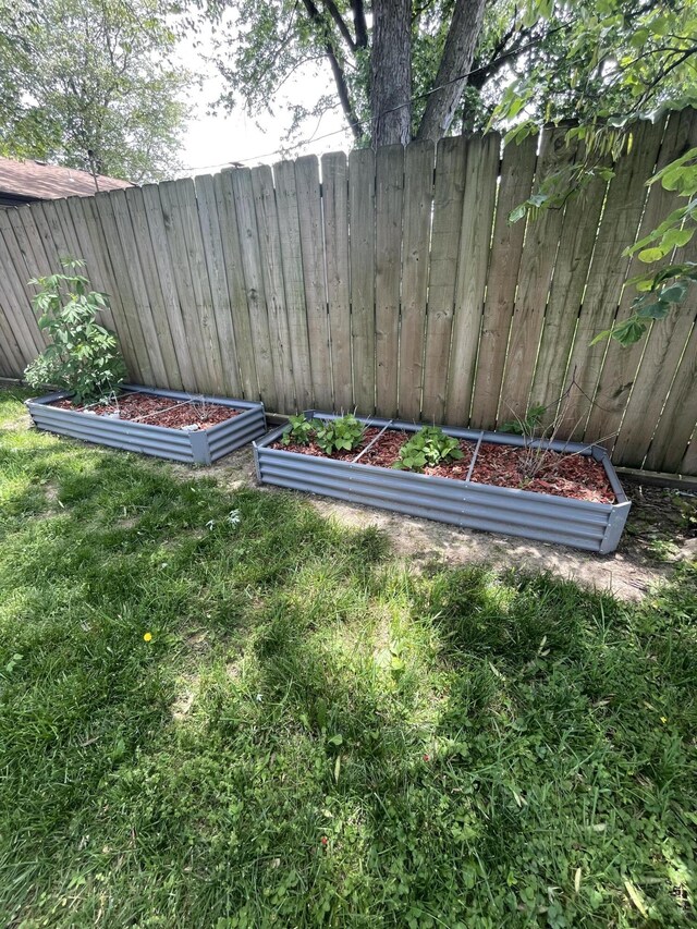 3729 S Parklane Ave, Springfield, MO 65807 - view of yard featuring a garden