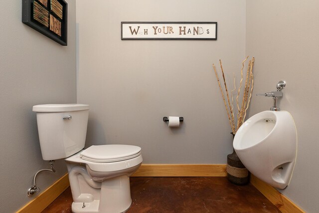 217 Victory Ln, Niangua, MO 65713 - bathroom featuring baseboards, toilet, and concrete floors