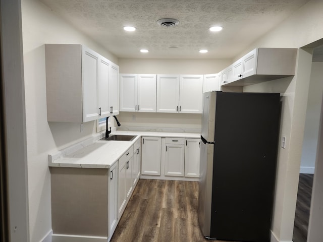 313 N Mill St, Marshfield, MO 65706 - kitchen with freestanding refrigerator, a sink, a textured ceiling, dark wood-style flooring, and recessed lighting