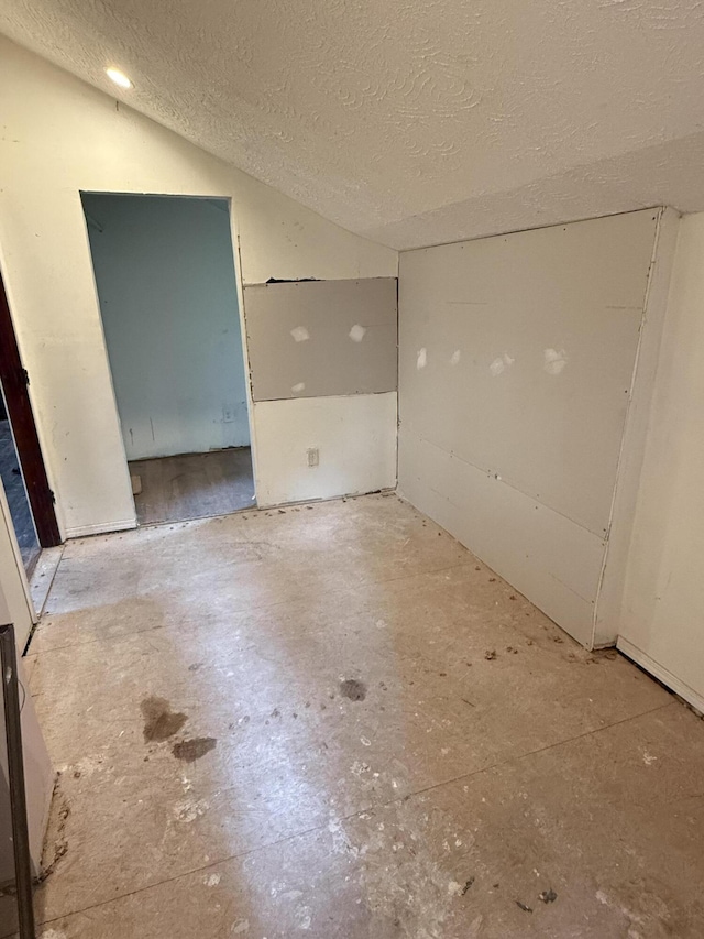 911 W Locust St, Springfield, MO 65803 - empty room featuring a textured ceiling and lofted ceiling