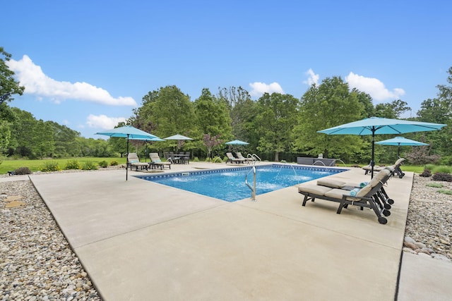 1007 Headwaters Dr, Marshfield, MO 65706 - swimming pool with a patio