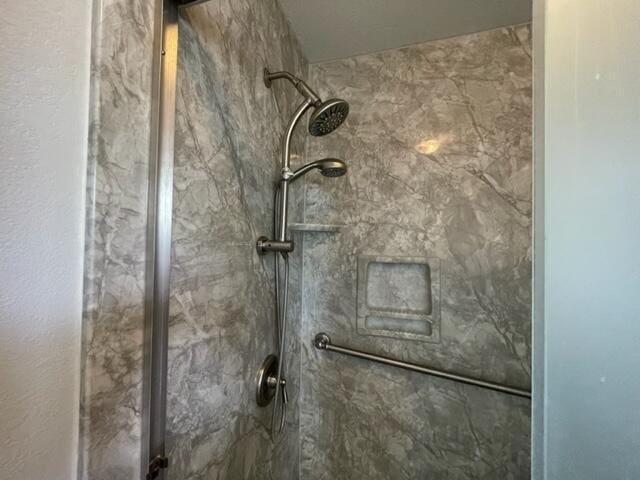 607 Robin Rd, Mountain Grove, MO 65711 - bathroom featuring a shower