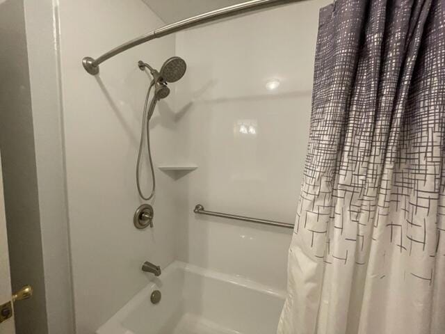 607 Robin Rd, Mountain Grove, MO 65711 - full bath with shower / bath combination with curtain