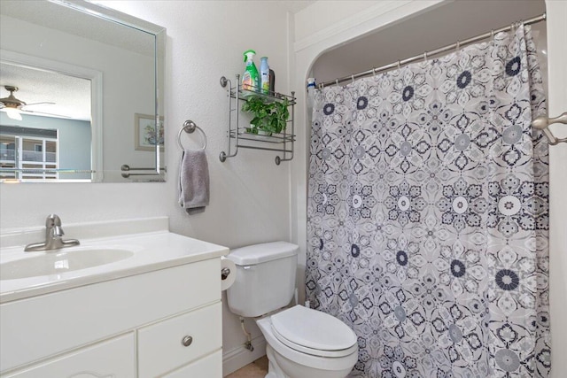 783 Winn Rd Unit 5B, Osage Beach, MO 65065 - full bath featuring toilet, vanity, a ceiling fan, and a shower with curtain