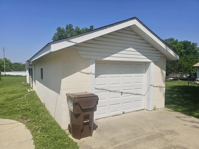 407 N Crestview Ave, Ash Grove, MO 65604 - detached garage featuring concrete driveway
