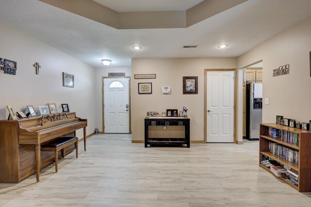 707 Lexie Ln, Carthage, MO 64836 - foyer entrance featuring light wood-style flooring, baseboards, and recessed lighting