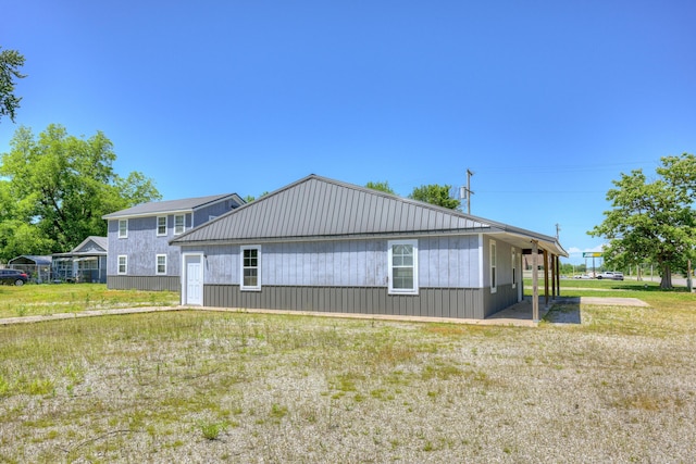 511 N E, Columbus, KS 66725 - view of front facade with a front yard