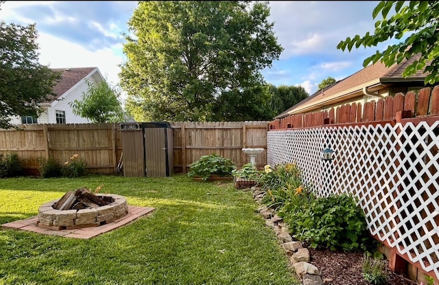 3943 W Kay Pointe Blvd, Springfield, MO 65802 - view of yard with an outdoor fire pit