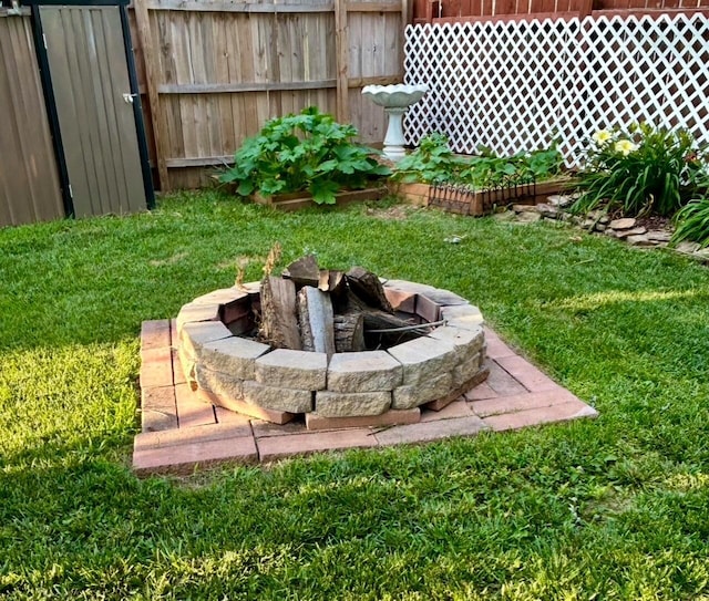 3943 W Kay Pointe Blvd, Springfield, MO 65802 - view of yard featuring a fire pit