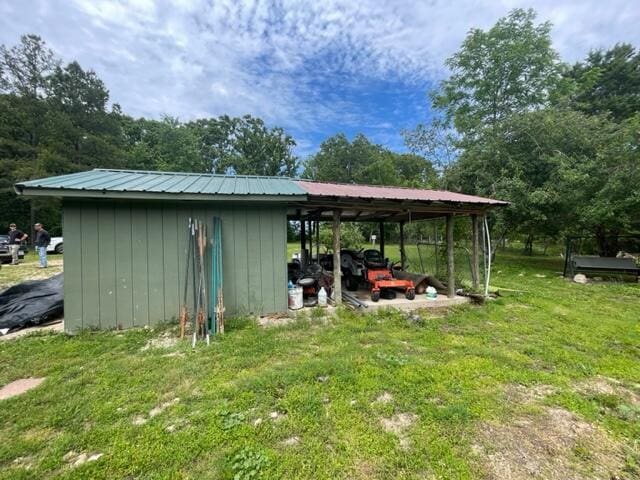 10694 Red Spring Rd, Mountain Grove, MO 65711 - view of outbuilding featuring a carport