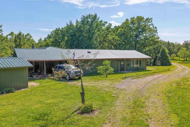 10694 Red Spring Rd, Mountain Grove, MO 65711 - view of front facade featuring a front yard, metal roof, and driveway