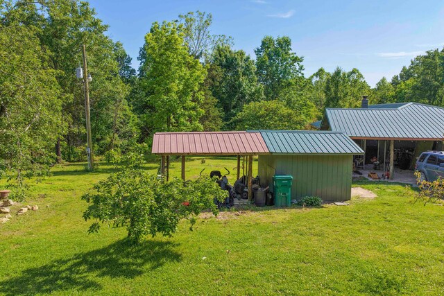 10694 Red Spring Rd, Mountain Grove, MO 65711 - view of grassy yard featuring an outdoor structure and a pole building