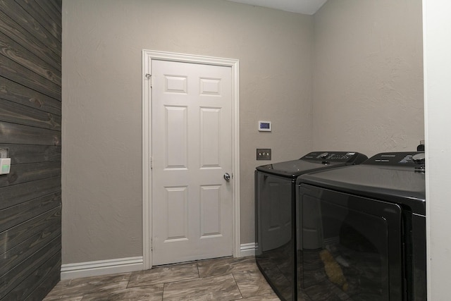 2539 S Forrest Heights Ave, Springfield, MO 65809 - laundry area featuring washer and dryer and baseboards