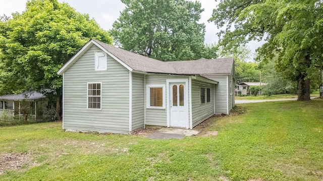 222 Poplar St, Thayer, MO 65791 - back of house with roof with shingles and a yard
