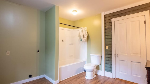 222 Poplar St, Thayer, MO 65791 - full bathroom featuring wood finished floors, toilet, shower / washtub combination, and baseboards