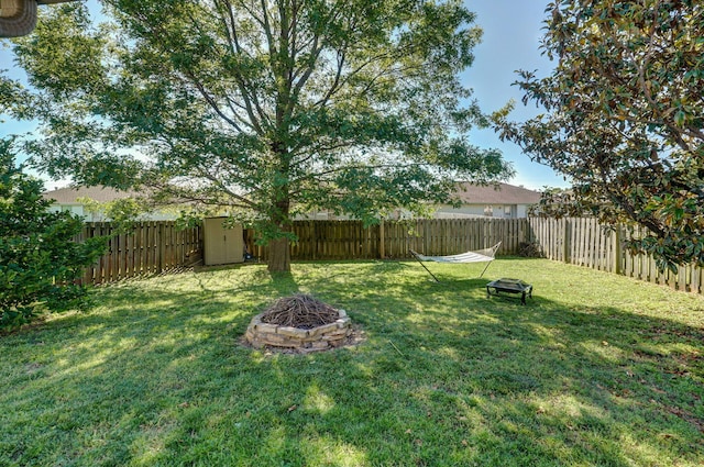 1141 N Hilton Ave, Springfield, MO 65803 - view of yard with a fire pit