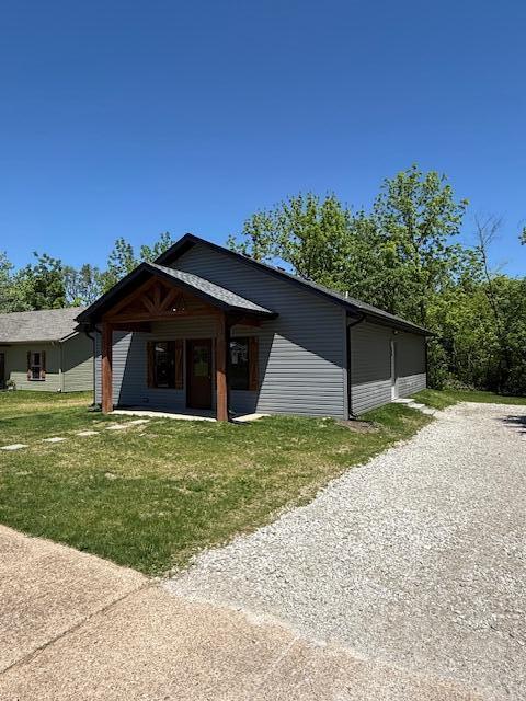429 E S St, Mountain Grove, MO 65711 - view of front facade featuring a front lawn and gravel driveway