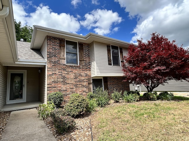 3223 W Primrose St, Springfield, MO 65807 - view of front of home with brick siding and a front yard