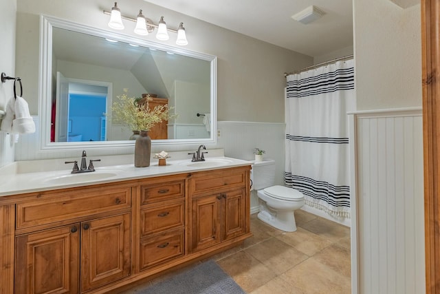 853 E Grafton Dr, Nixa, MO 65714 - full bath featuring double vanity, a wainscoted wall, toilet, and a shower with shower curtain