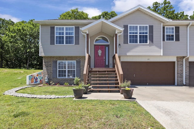 192 Forest Ln, Branson, MO 65616 - split foyer home featuring brick siding, driveway, a front yard, and an attached garage