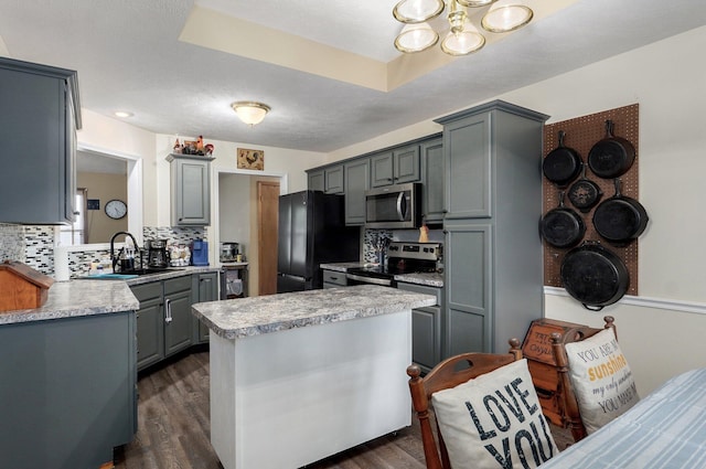 413 W Chestnut Rd, Nixa, MO 65714 - kitchen with appliances with stainless steel finishes, a sink, gray cabinetry, a chandelier, and light countertops