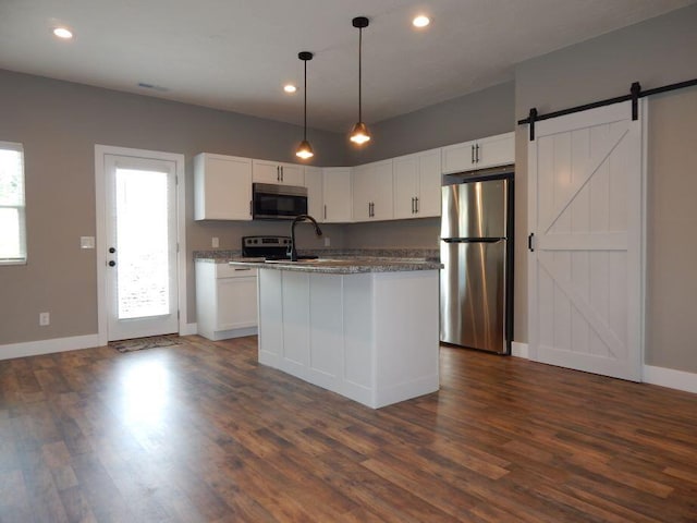 510 Kenny St, Ava, MO 65608 - kitchen featuring stainless steel appliances, baseboards, dark wood-style floors, white cabinetry, and recessed lighting