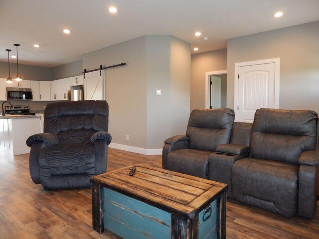 510 Kenny St, Ava, MO 65608 - living room featuring a barn door, recessed lighting, dark wood finished floors, and baseboards